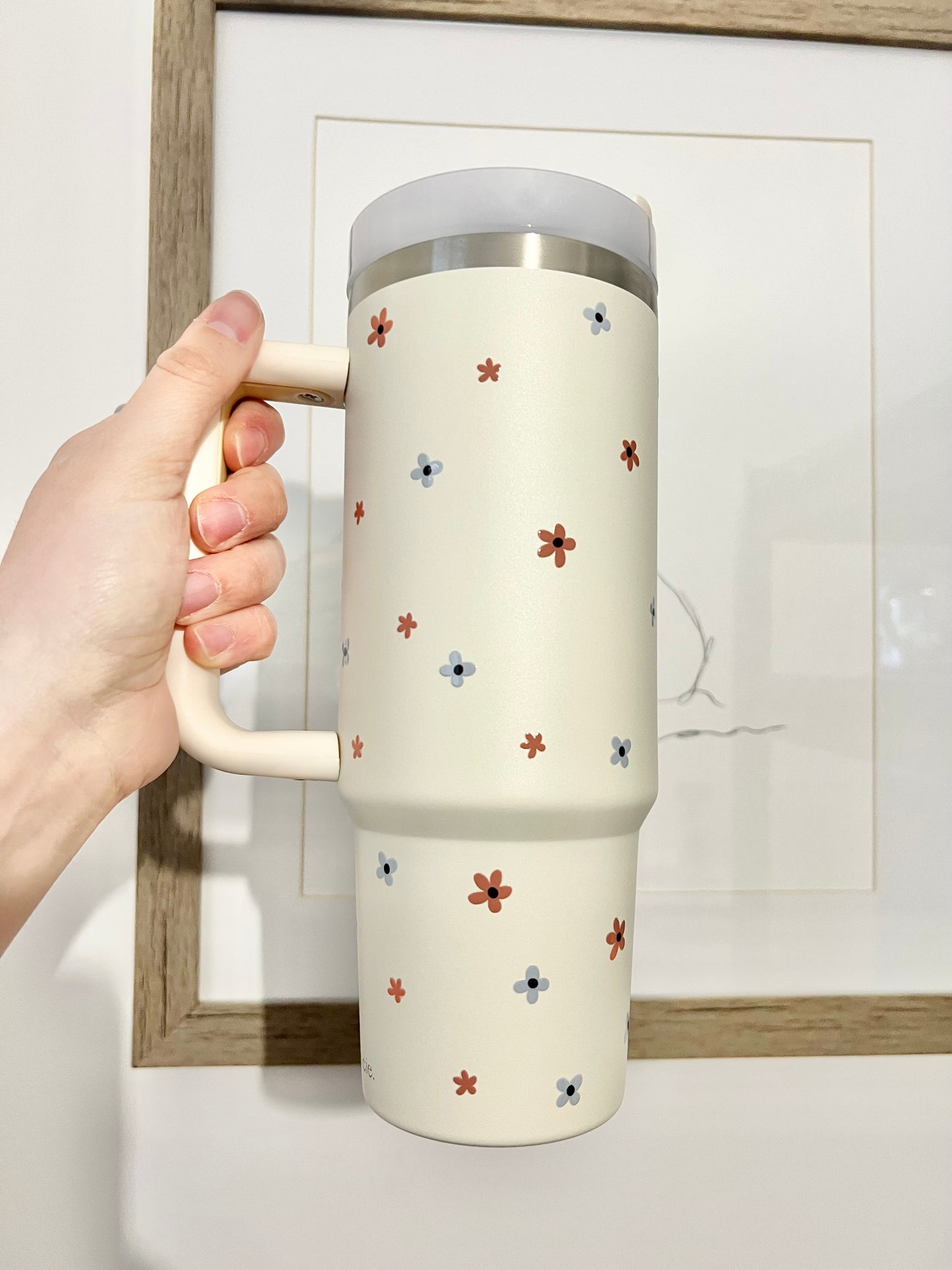 Thermos 40oz Beige: Delicate blue and orange flowers