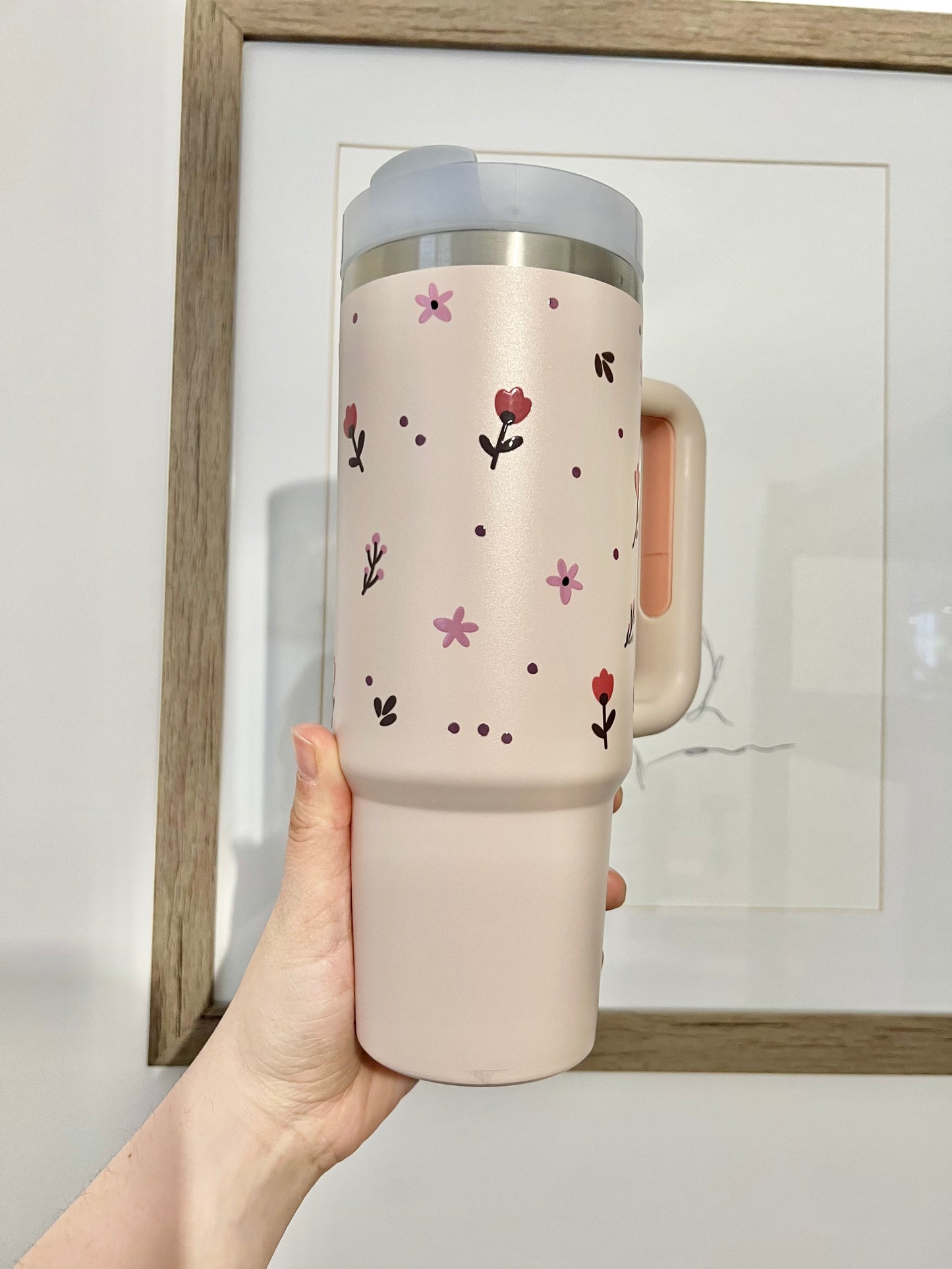 Thermos 40oz Pink: Soft tulips and small flowers