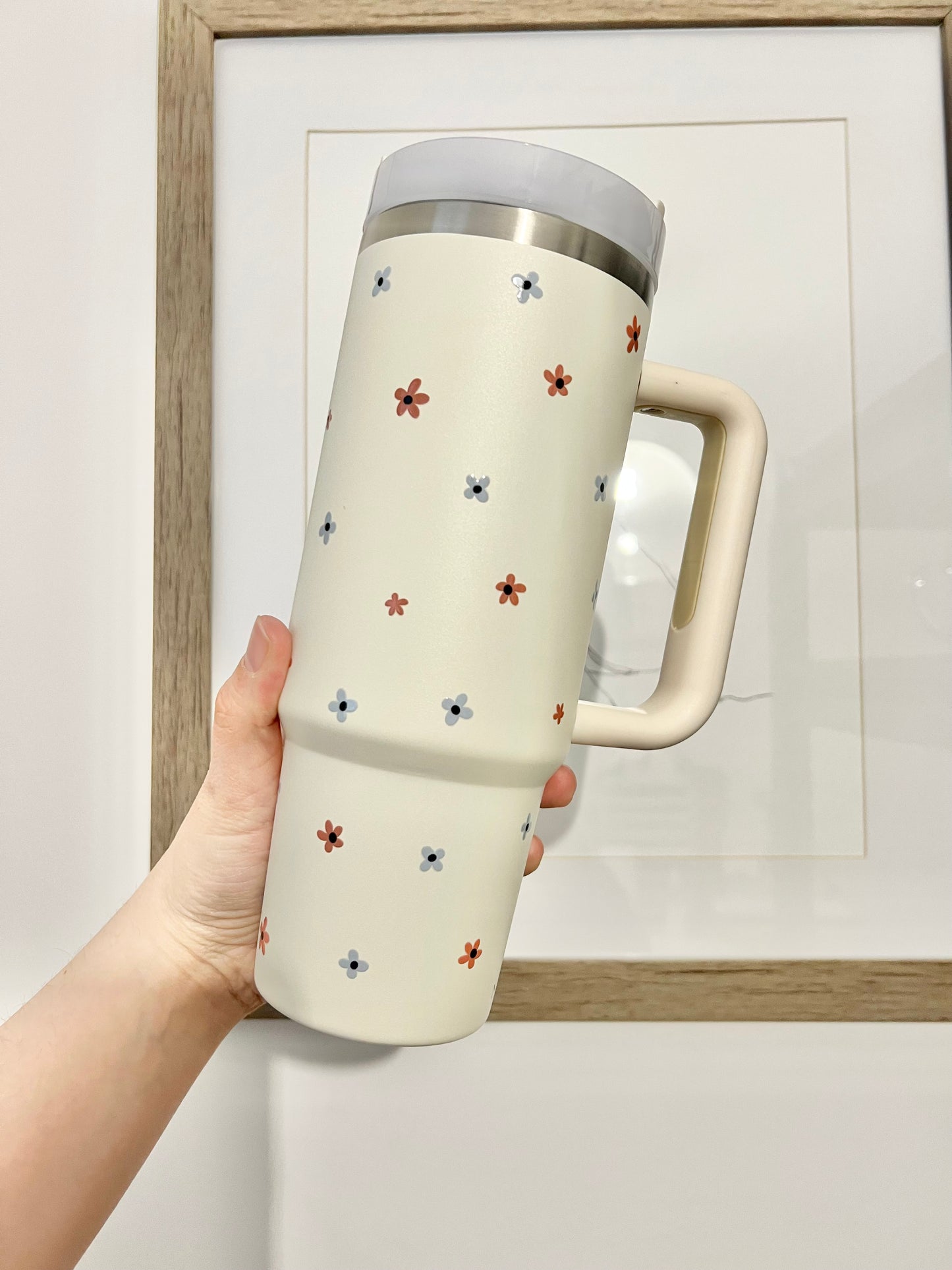 Thermos 40oz Beige: Delicate blue and orange flowers